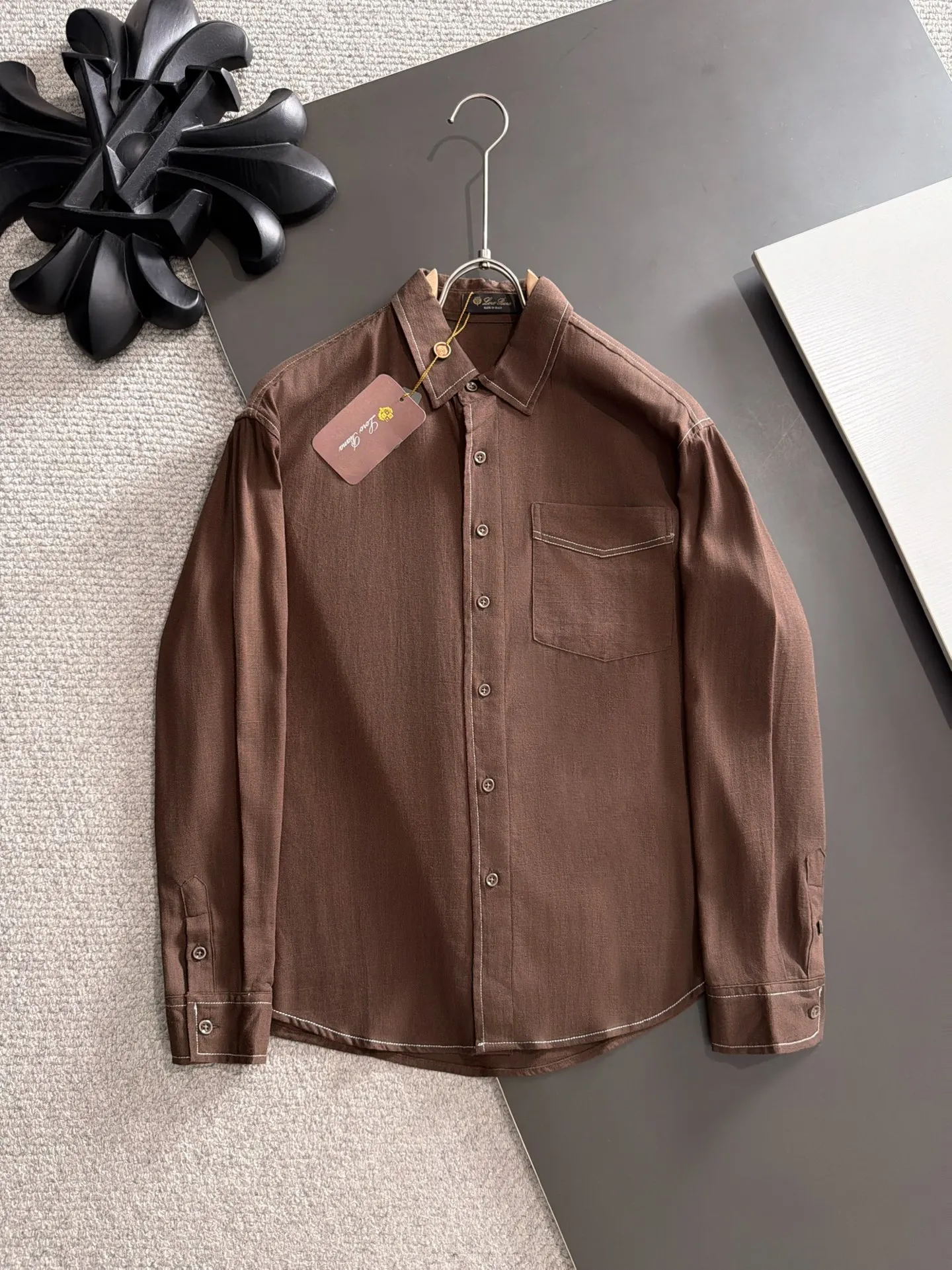 Next day shipment LP high quality Loro Piana 26ss autumn and winter New Arrival linen shirt set Made of one-on-one combed cotton yarn knitted linen fabrics, no pressure in and out of the counter Exclusive control of raw materials It feels substantial when weighed, and the upper body is more textured than ordinary T-shirts. This texture can cope with the weather easily and is suitable for both hot and cold! Loose fit design, looks noble. The only correct version is available Size: M to XXXL